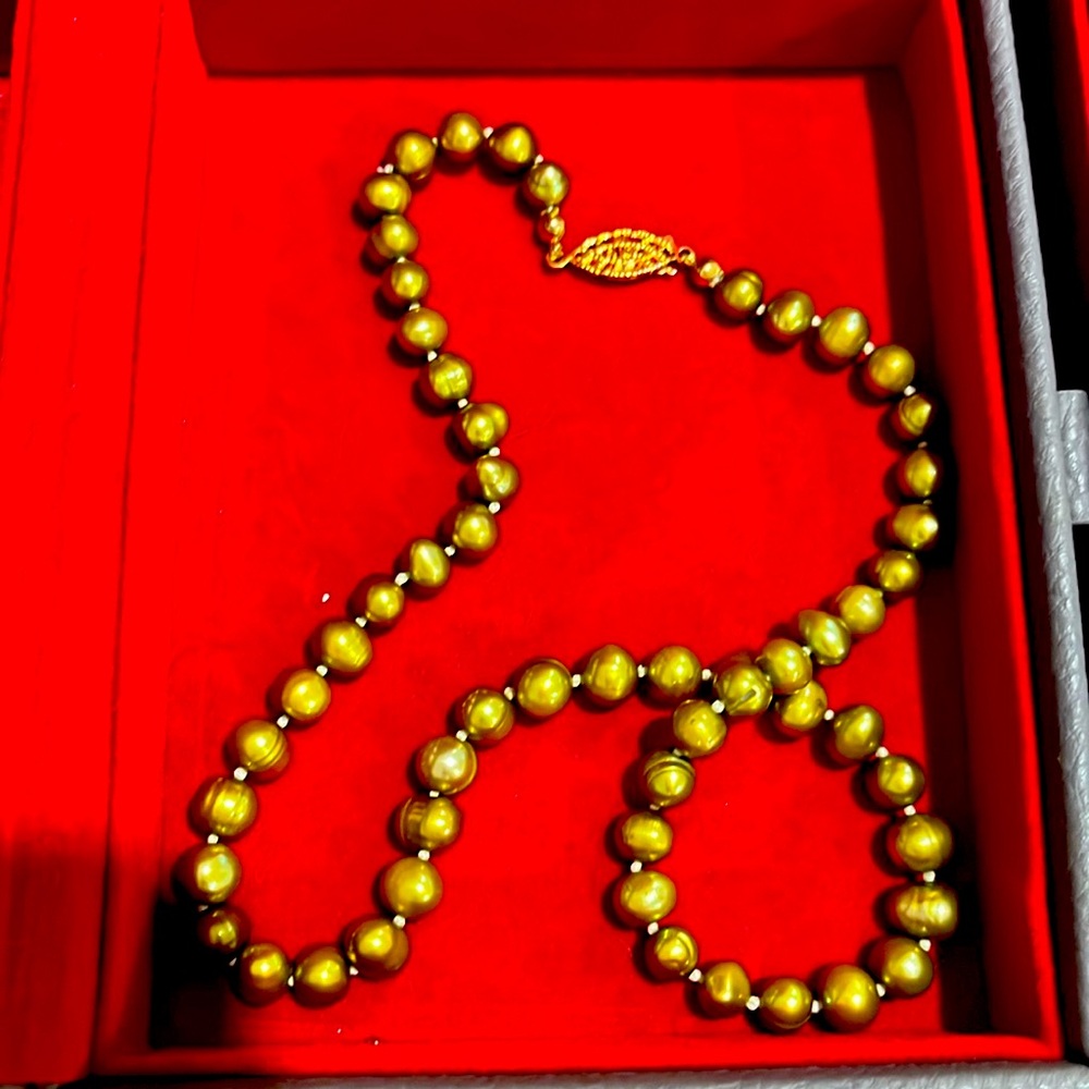 Fresh water peral green necklace